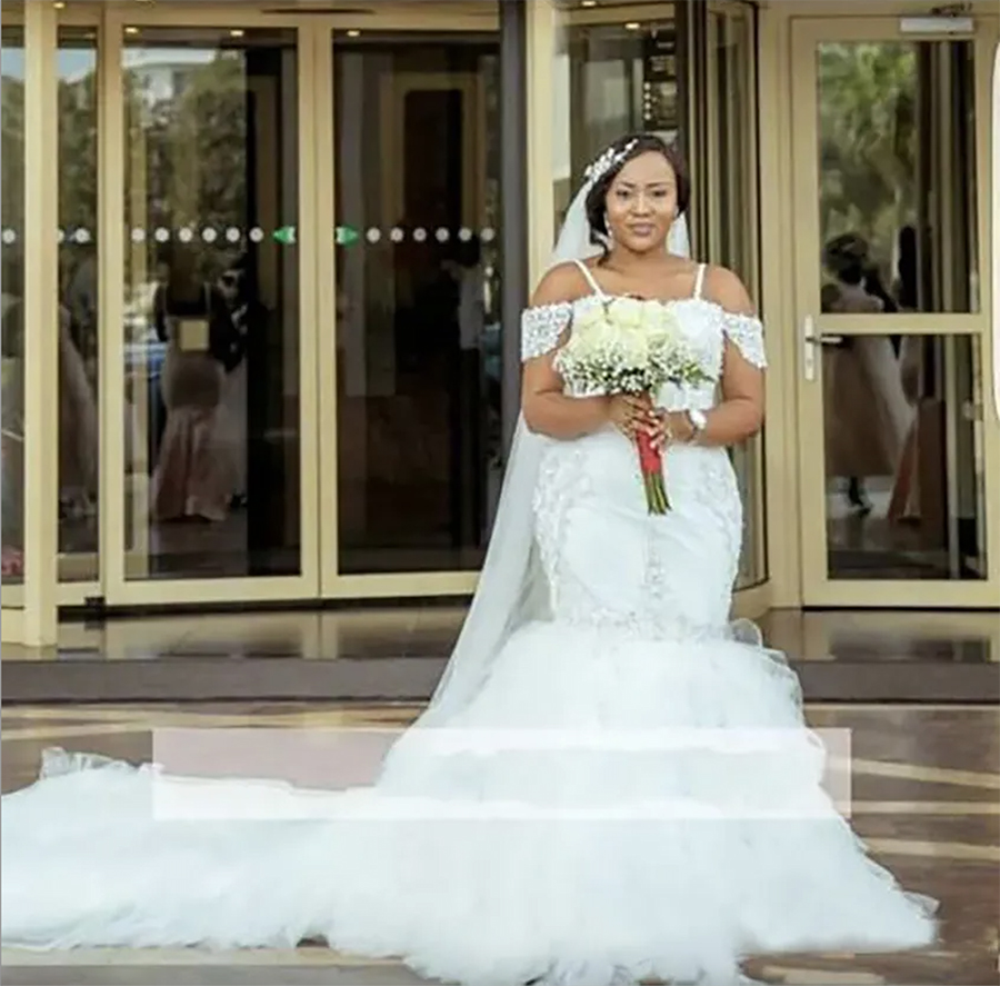Robes de mariée africaines de taille plus bretelles spaghetti dentelle appliques perles coiffées robe de mariée sirène à plusieurs niveaux tulle longues robes de mariée