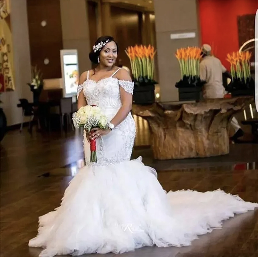 Robes de mariée africaines de taille plus bretelles spaghetti dentelle appliques perles coiffées robe de mariée sirène à plusieurs niveaux tulle longues robes de mariée