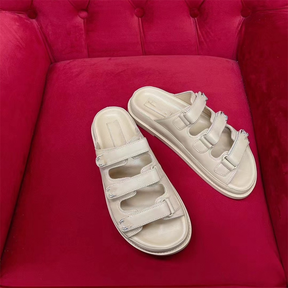 2024 Nuovi sandali firmati Pantofole piatte Scarpe estive da donna sexy in pelle Sandali di marca Pantofole da spiaggia Sandali casual da esterno