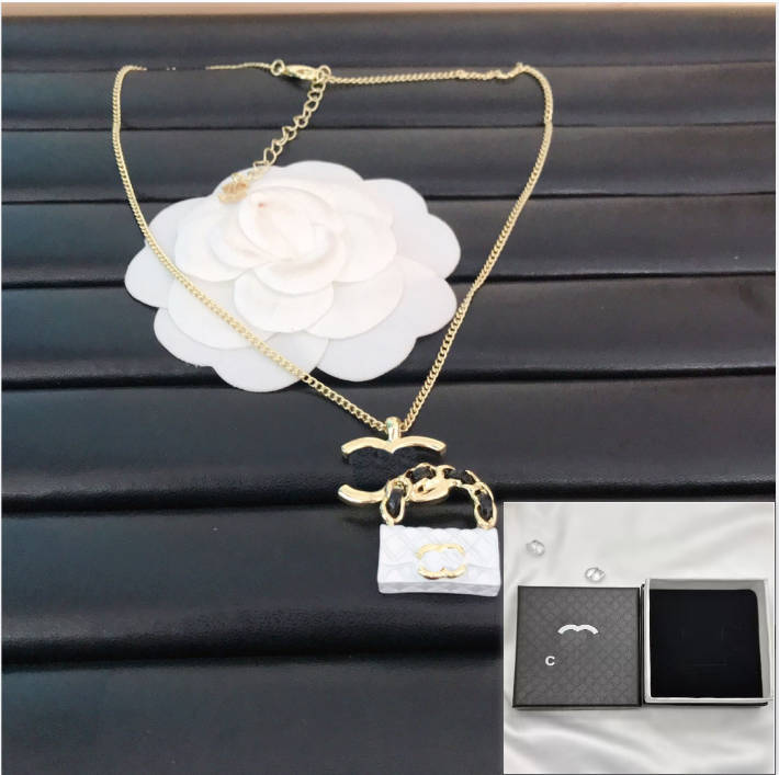 Collana con ciondolo stile di lusso placcato in oro Designer di marca Nuove collane da donna primaverili progettate specificamente ragazze affascinanti con scatola collane