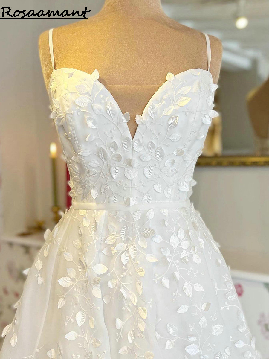 Splendidi abiti da sposa a-line in pizzo con applicazioni 3D con spalline sottili Abiti da sposa senza maniche con scollo a cuore