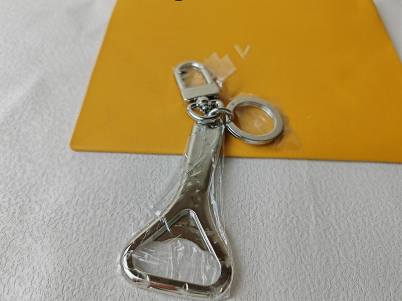 Med Box Fashion Märke Key Chain Bottle Opener Designer Carved Logo Silver Alloy Buckle Keychains Men and Women Fashion Decorative Keychain