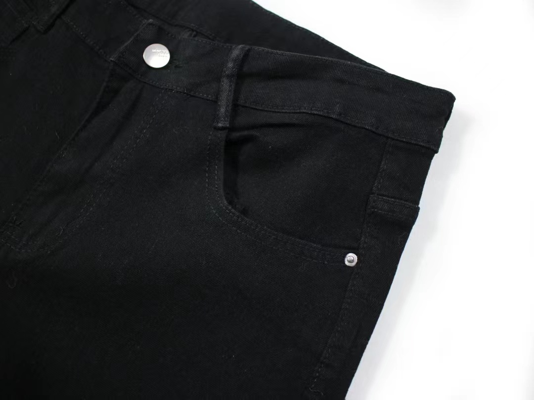 Luksusowe dżinsowe spodnie z elastycznymi i wygodnymi czarnymi dżinsami sportu na świeżym powietrzu i motocyklami, odpowiednie dla mężczyzn i kobiet do noszenia przez cały rok