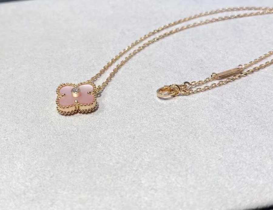 Designer Brand Van High Edition Four Leaf Grass Necklace Womens Single Flower Double sided Pink Shell Pendant Red Agate 18k Rose Gold White Fritillaria