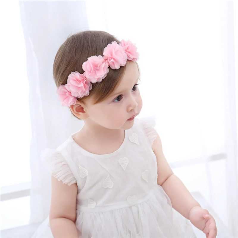 Sandaler Bobora Baby Girl Pannband och barfota blomma Sandaler Value Set Casual Crib Shoes + Headband Hair Bands 240329