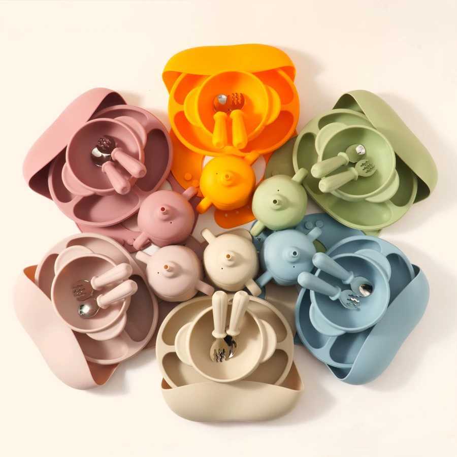 Kopjes Gerechten Gebruiksvoorwerpen Nieuwe Baby Zachte Siliconen Voeden Servies Voor Peuter Kind Voeden Zuig Gerechten Plaat Vork Lepel Kom Cup Set Baby Accessoires 240329