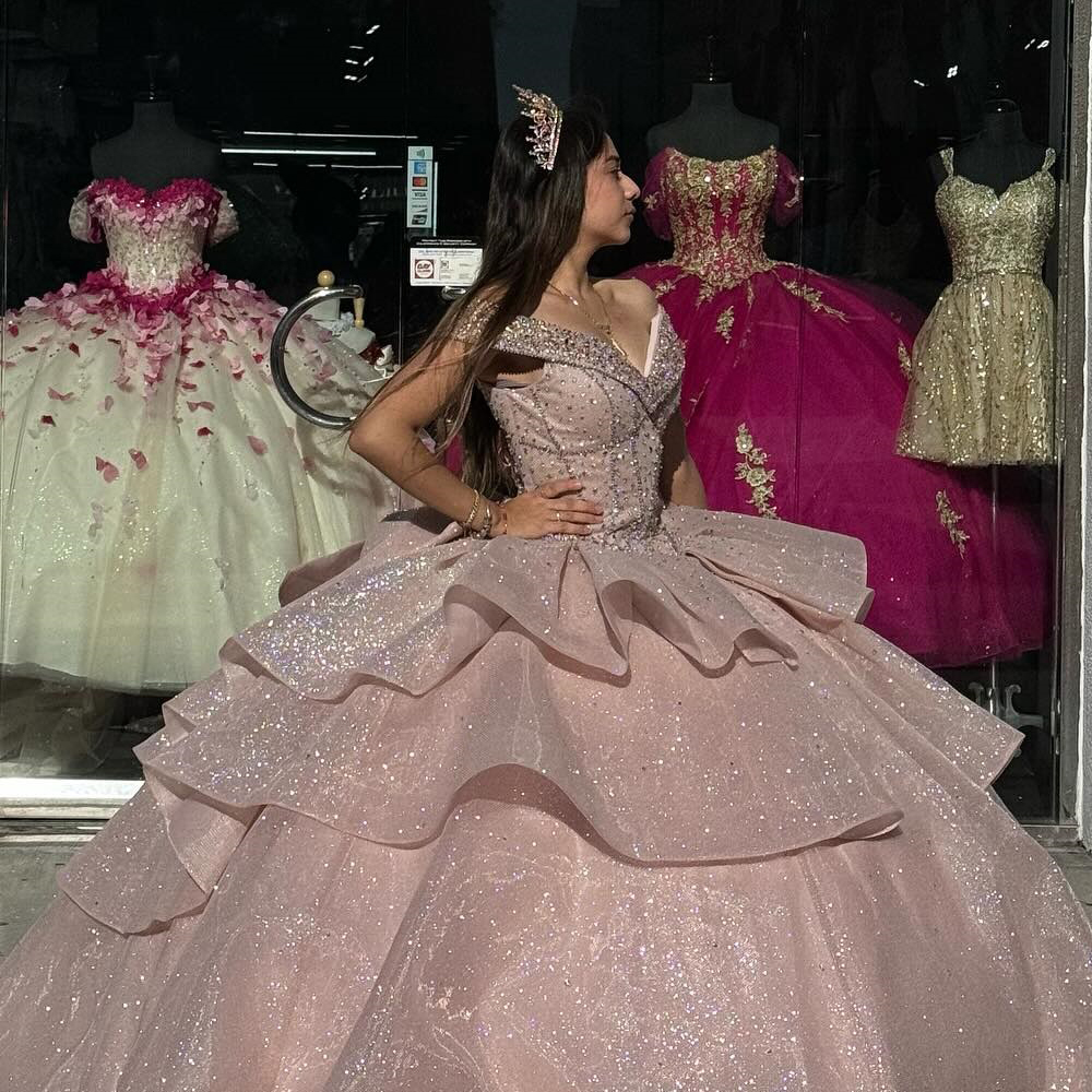 2024 Aprile Aso Ebi Colore rosa nudo Abiti stile Quinceanera Cristalli con perline Pizzo scintillante con spalle scoperte Abito da ballo a strati Abito da sera Abiti da spettacolo di compleanno