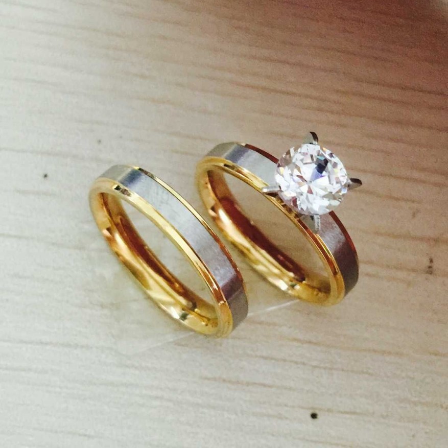 Haute qualité 4mm 18K argent plaqué or gros zircon CZ diamant couple bague ensemble bande de mariage amoureux en acier inoxydable anneau pour femmes252w