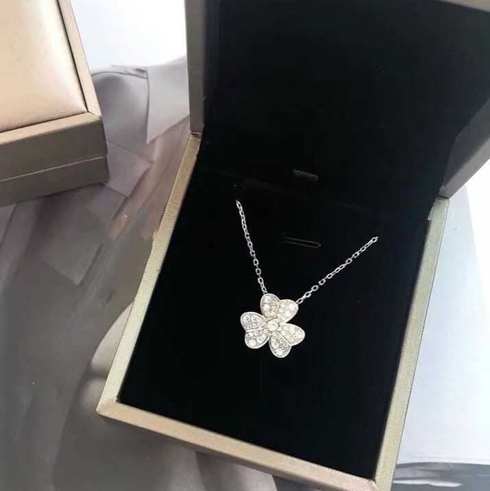 Designer Brand Van Clover Necklace 925 Sterling Silver Plated 18K Gold Diamond Inlaid Clover Pendant med tre kronblad fulla av kedjekedjan