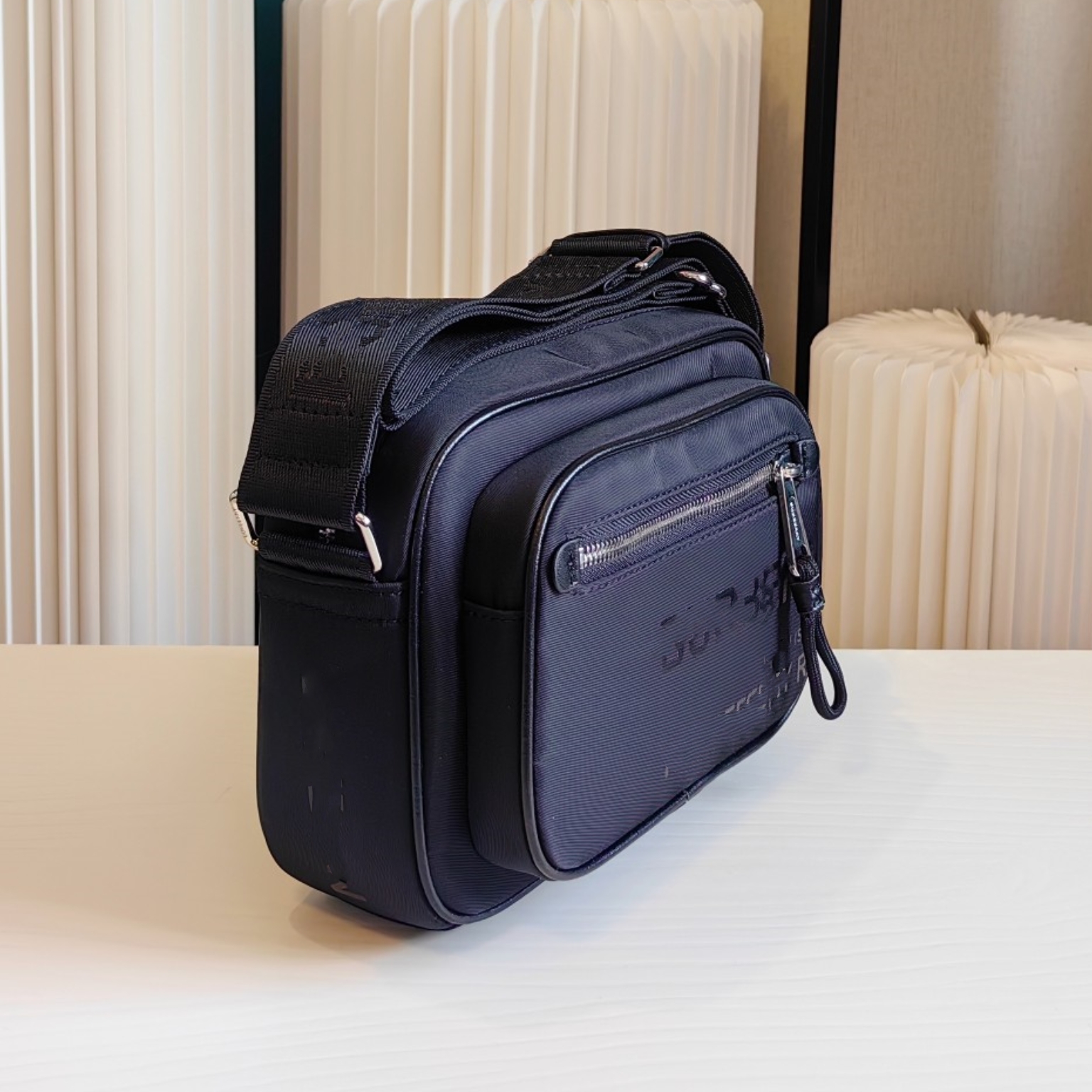 P160 حقيبة Crossbody عالية الجودة ، حقيبة الكتف ، حقيبة رسول ، باستخدام النسيج الأصلي المستورد ، شعار أجهزة Ultra HD الأصلي ، بطانة قماش خاصة ، الحجم: 22 × 14x6