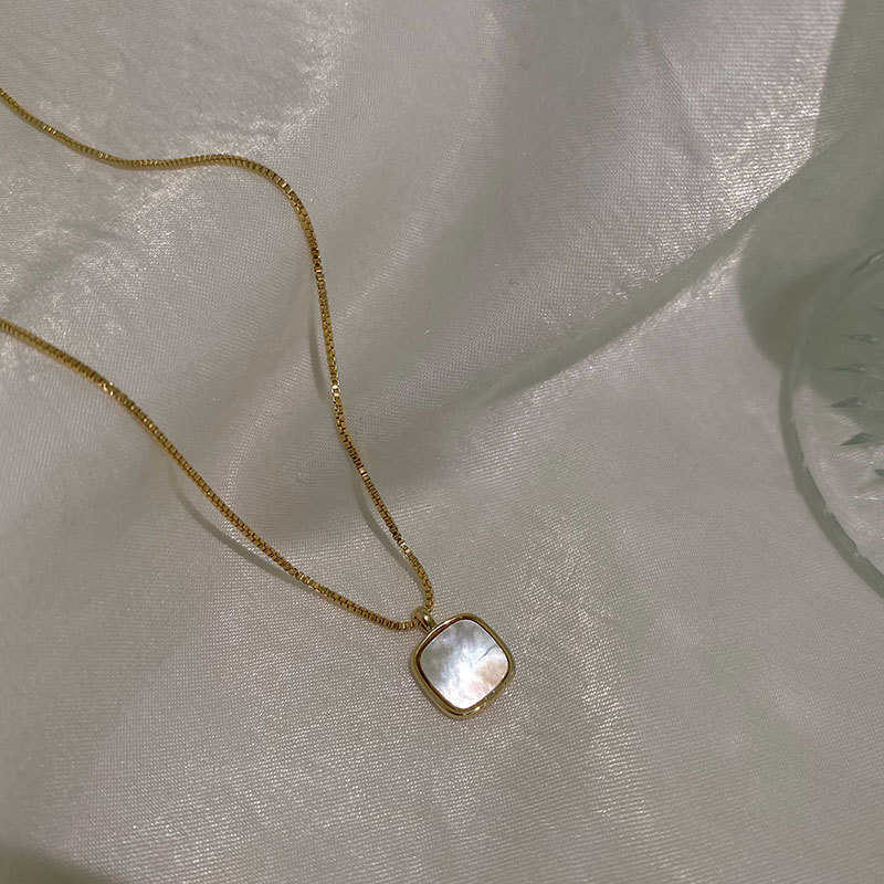 Luz de luxo pequeno quadrado concha colar feminino verão design sentido versátil simples corrente clavícula ins vento fresco acessórios