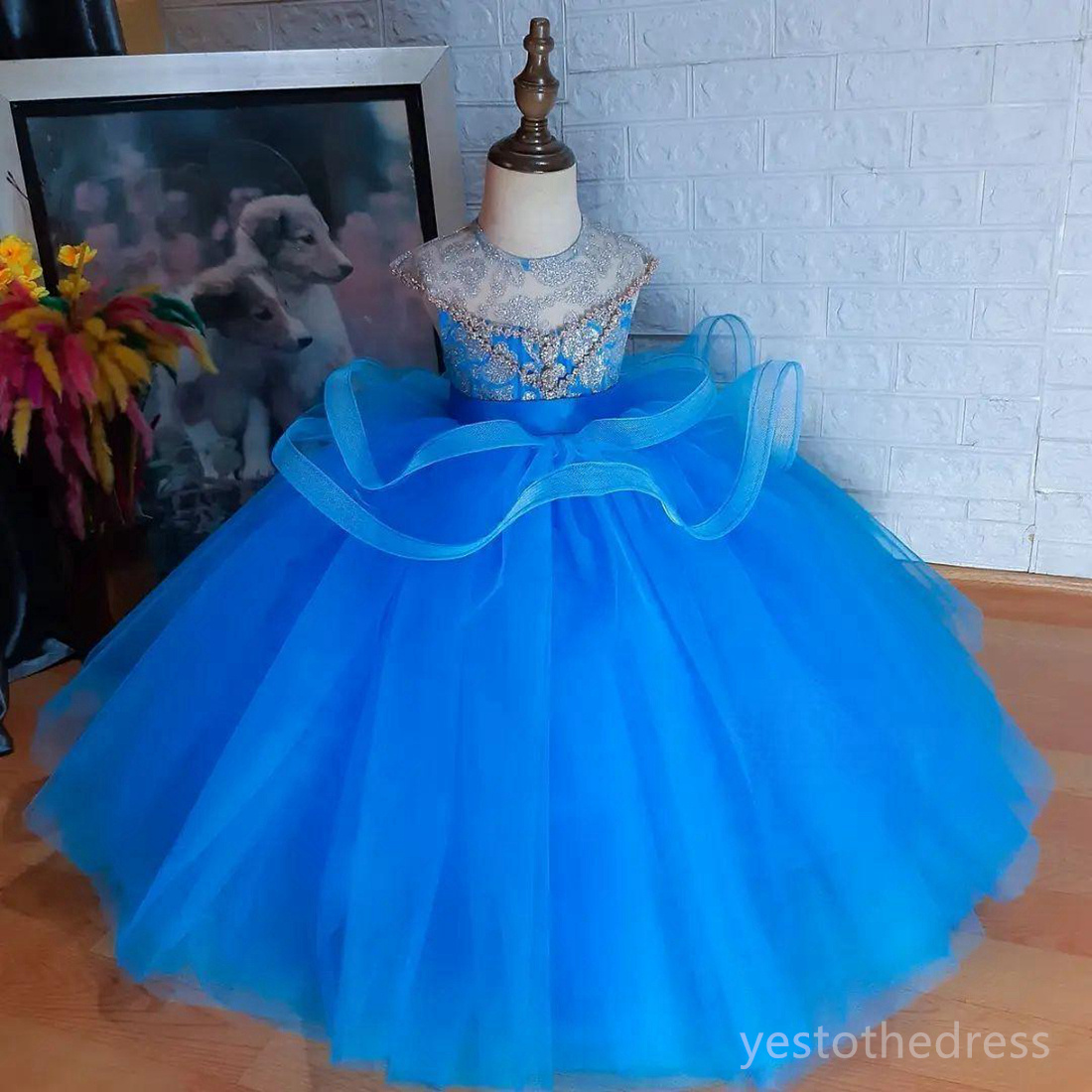 2024 Robes de fille de fleur bleue robe de première communion bijou dentelle perlée strass à plusieurs niveaux tulle princesse reine robe de fête d'anniversaire pour les petites filles mignonnes F107