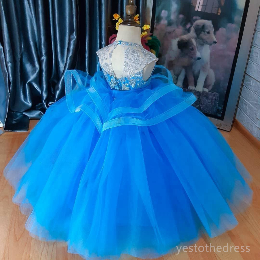 2024 Robes de fille de fleur bleue robe de première communion bijou dentelle perlée strass à plusieurs niveaux tulle princesse reine robe de fête d'anniversaire pour les petites filles mignonnes F107