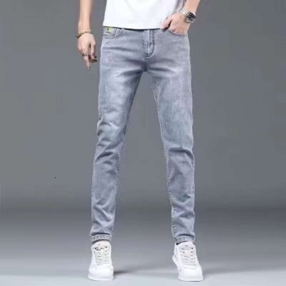 2024 lente lichtgekleurde noodlijdende jeans, heren slim fit kleine voet elastische broek, Koreaanse versie trendy bedelaarsbroek