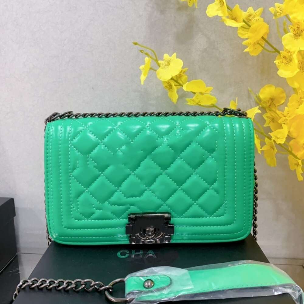 Märkesläderdesigner säljer kvinnors väskor till 50% rabatt mångsidig och fashionabla väska för kvinnor ny trendig kedja singel axel crossbody high-end kvinnor