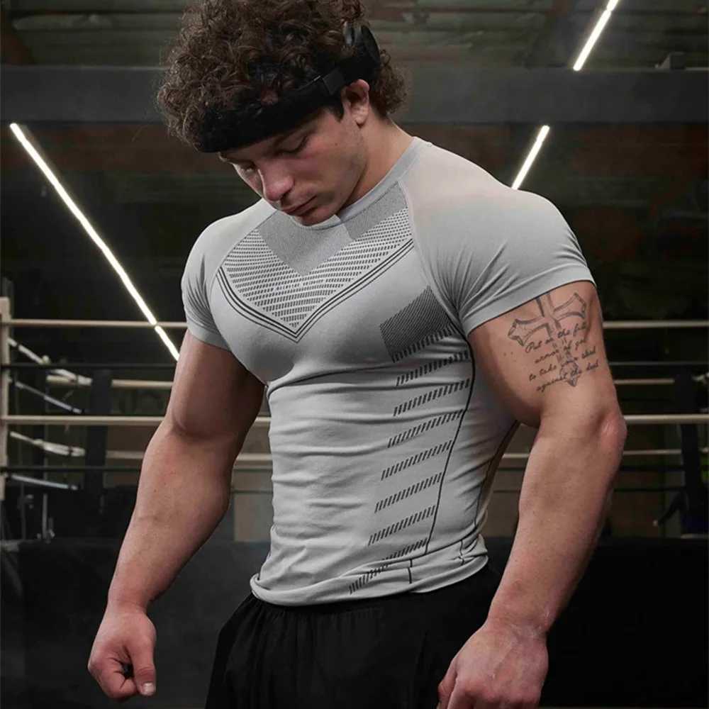 Мужские футболки Сжатая быстросохнущая футболка для мужских фитнес-тренировок, мужская облегающая футболка с короткими рукавами для тренажерного зала и фитнеса J240330
