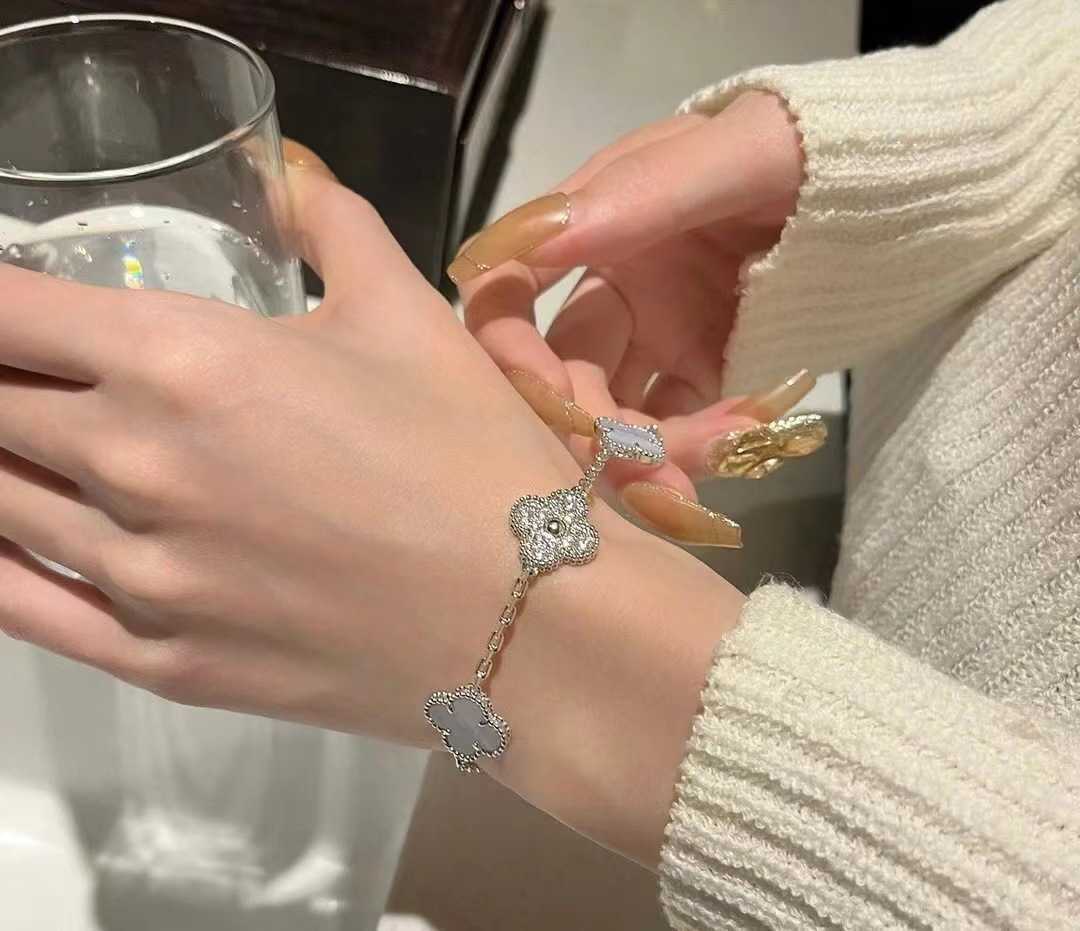 Merk charme v jinvan vier blad gras armband natuurlijke transparante paarse chalcedony eenvoudig geschenk aan vriendin sieraden met logo