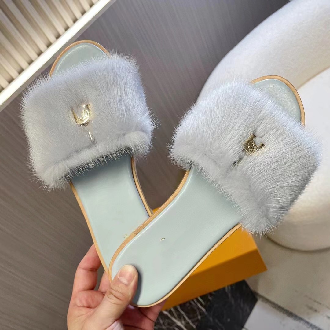 2024 new designer sandals flat slippers Women's summer sexy Shaggy sandals brand casual home slippers China delivery