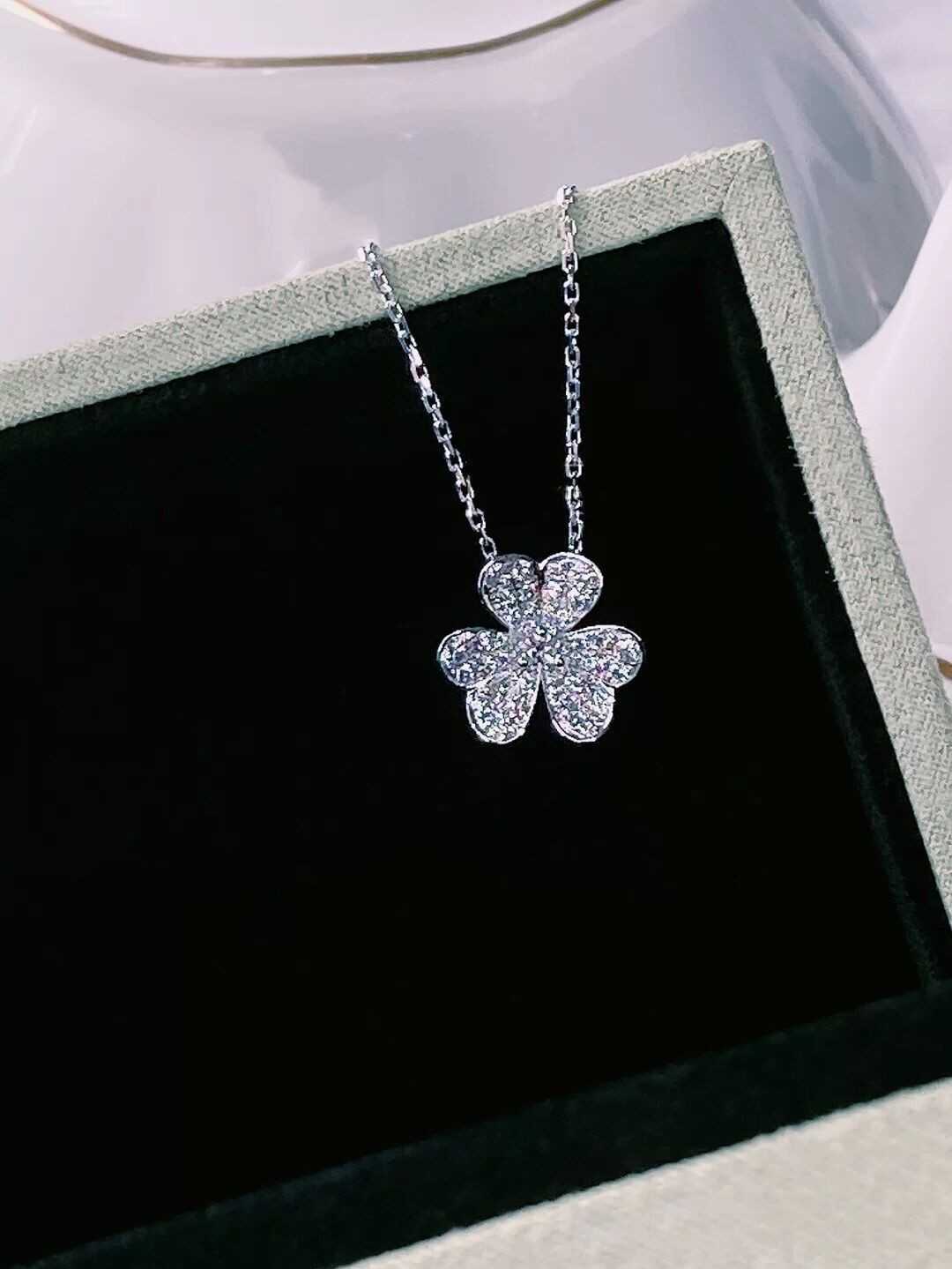 Designer Brand Van Clover Necklace 925 Sterling Silver Plated 18K Gold Diamond Inlaid Clover Pendant med tre kronblad fulla av kedjekedjan