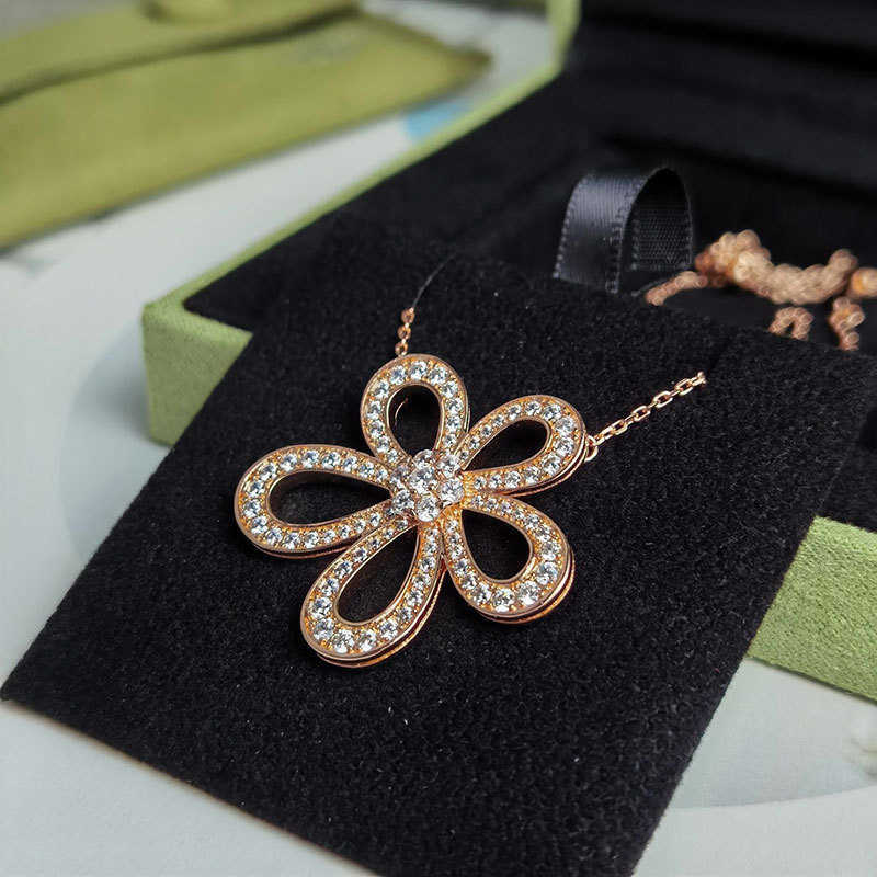 Varumärkesinigeralitet Högversion Van Sunflower Halsband med fulla diamant ihåliga stora blommor Enkla och kapabla 18K Rose Gold Five Petal Flower Jewelry