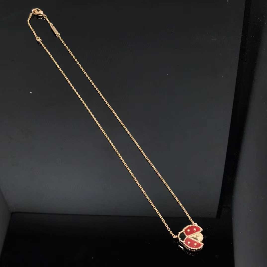 Brand Originalité Version élevée Collier Van Ladybug Electroplated 18K Rose Gold Red Jade Médaille Four Leaf Grass Collar Chain Femelle Jewelry