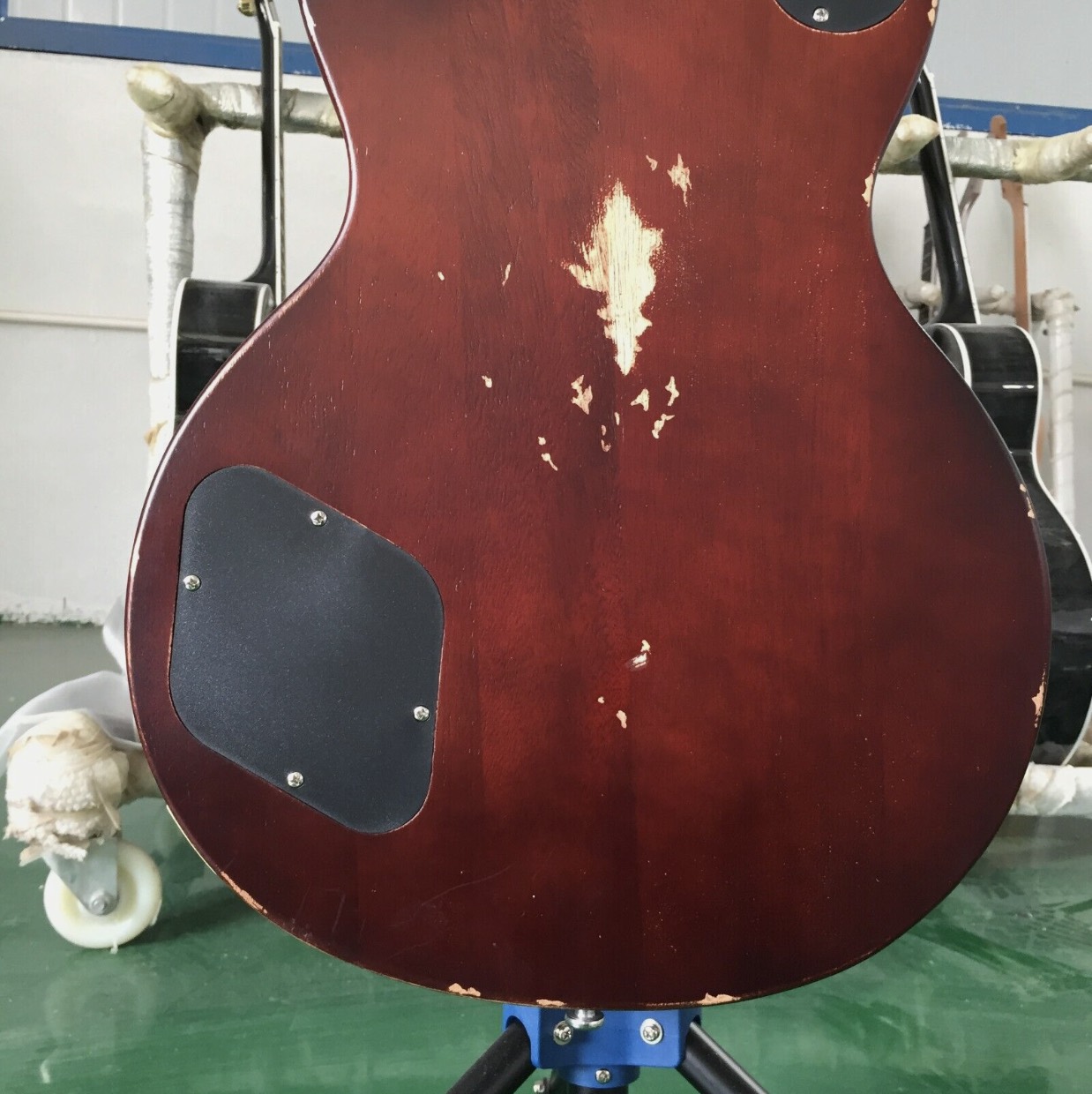 Aangepast GB -type gevlamde esdoorn top elektrische gitaar relikwie kleur accepteren gitaar en bas oem