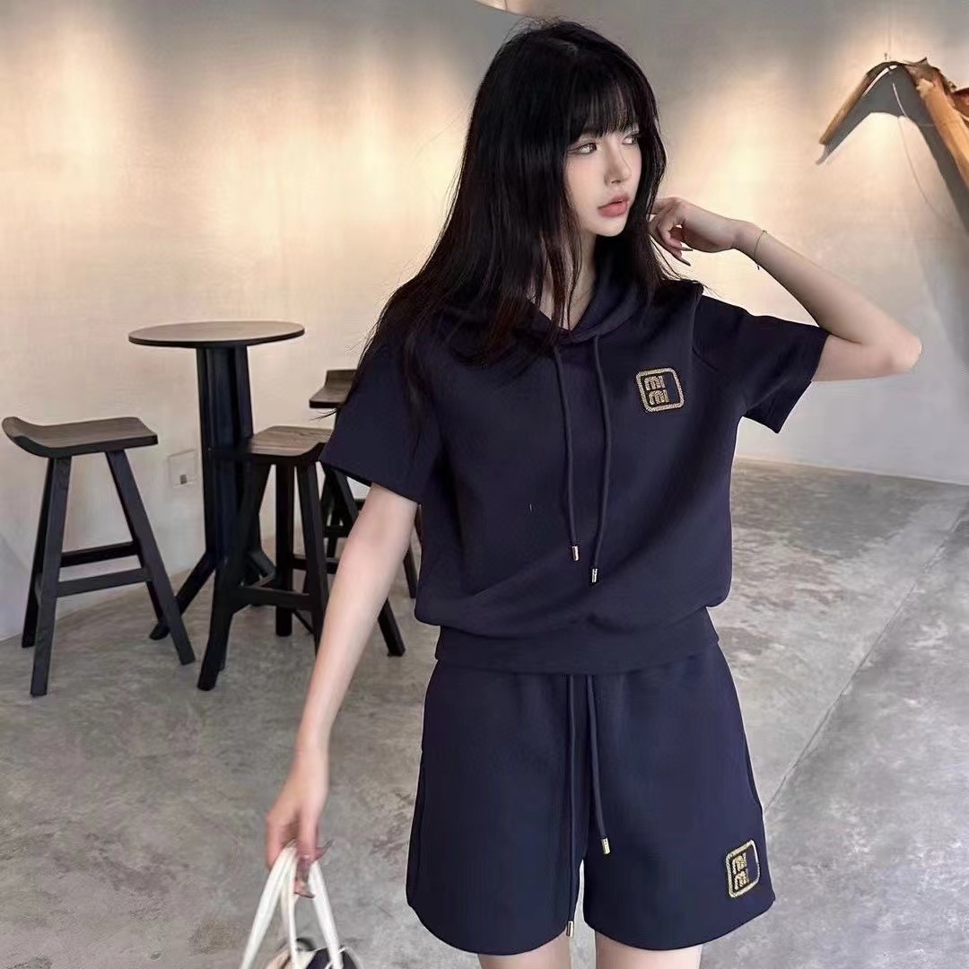 2024 designer spring and summer new exquisite embroidered gold letters hooded fashionable short-sleeved shirt + shorts casual slimming sports suit women