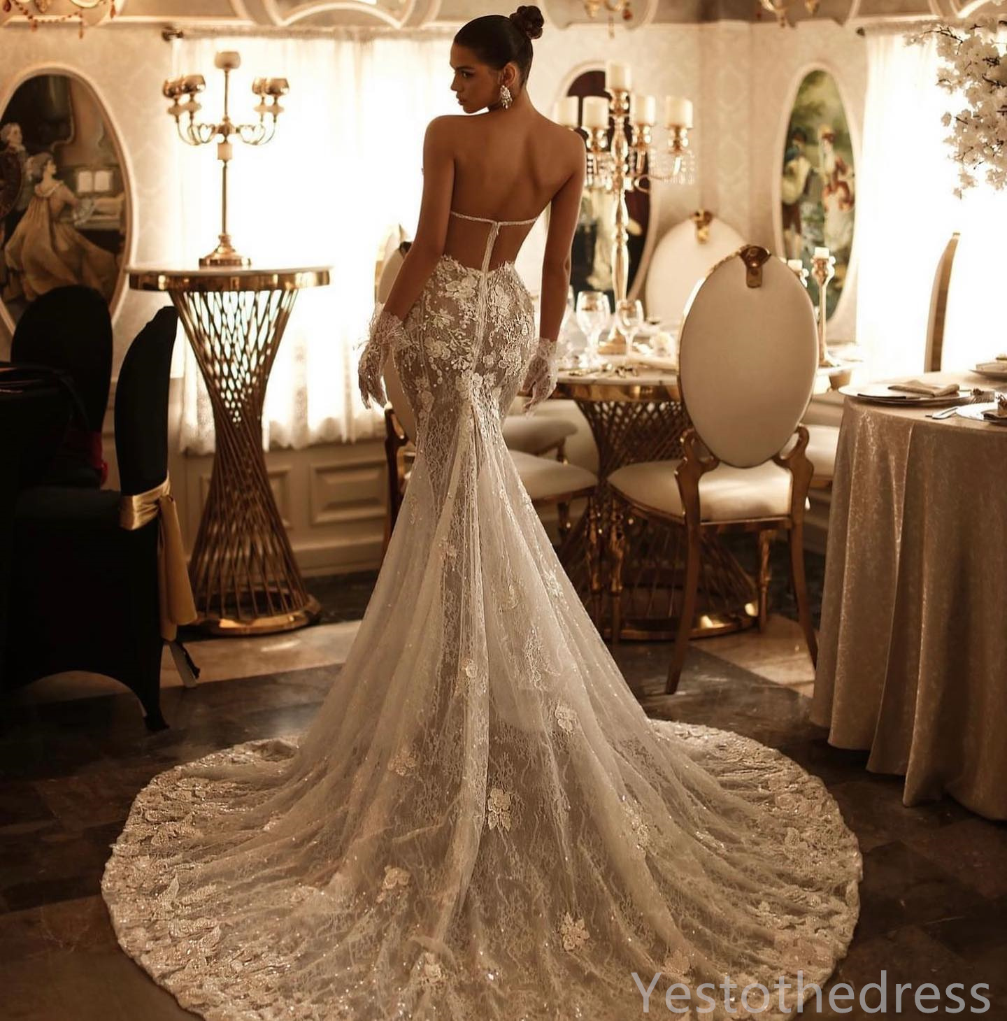 2024 Robe de mariée de sirène luxueuse pour les robes de mariée de mariée chérie en dentelle perlée appliquée Crystals Crystals Rouches de mariage à volants pour femmes noires D239