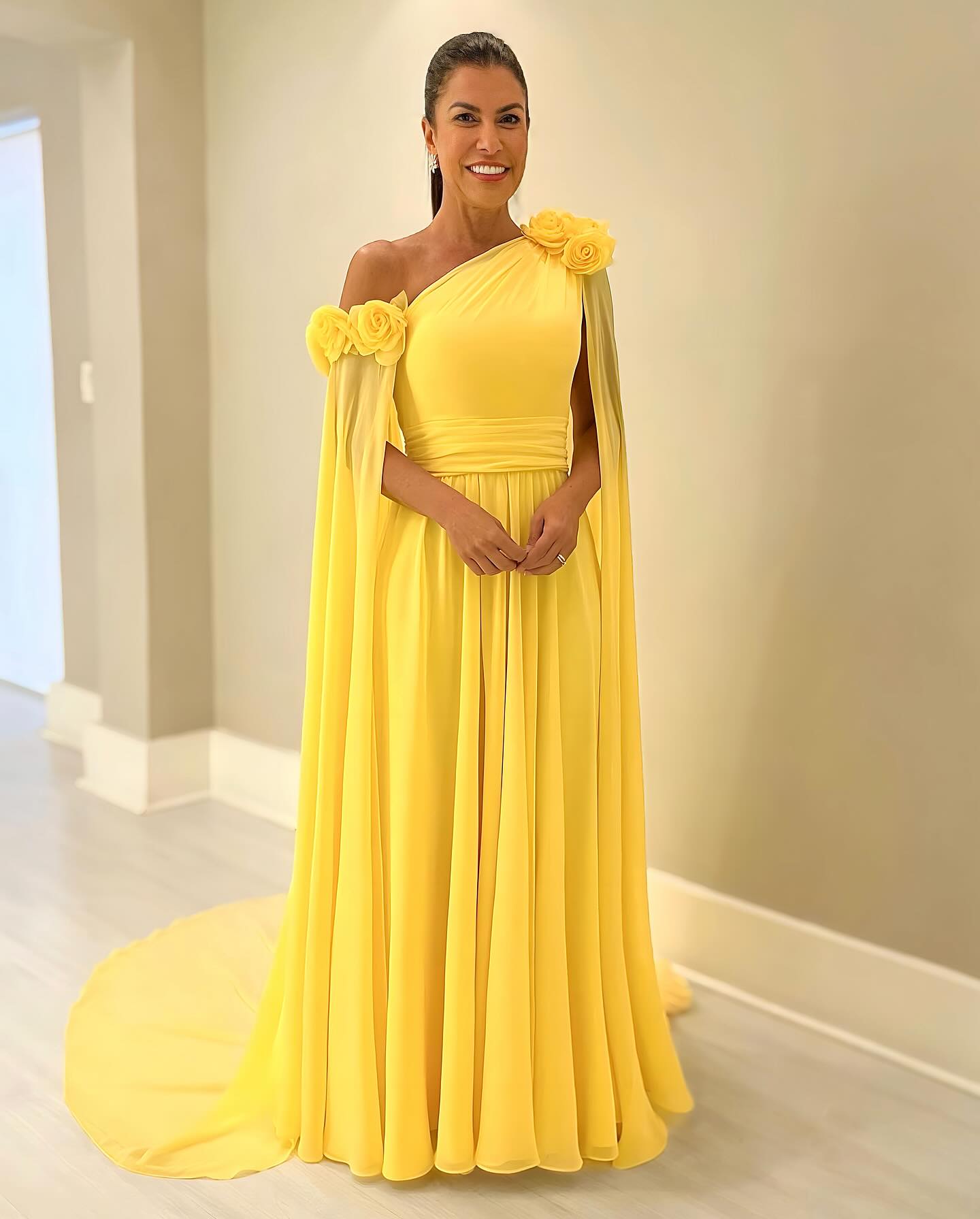 Elegant yellow Mother Of The Bride Dresses floral appliqued shoulder Wedding Guest Dress ruffle floor length Evening Gowns