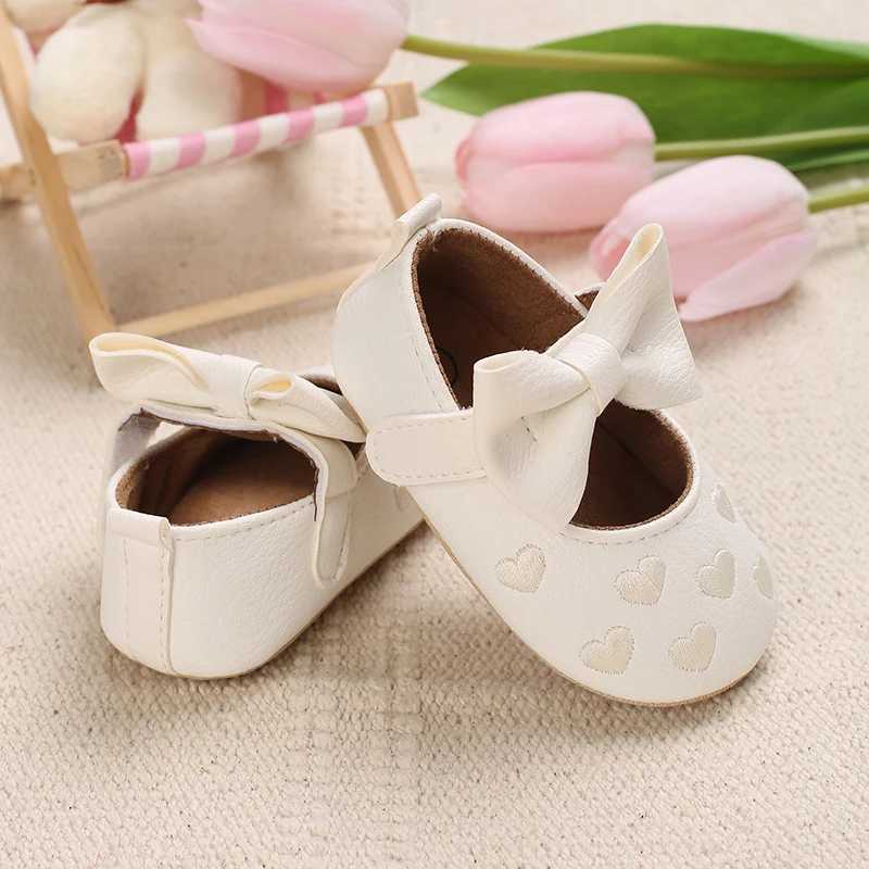 First Walkers Spring and Autumn Soft Shoes Baby Princess Toddler Moccasins Girl H240504