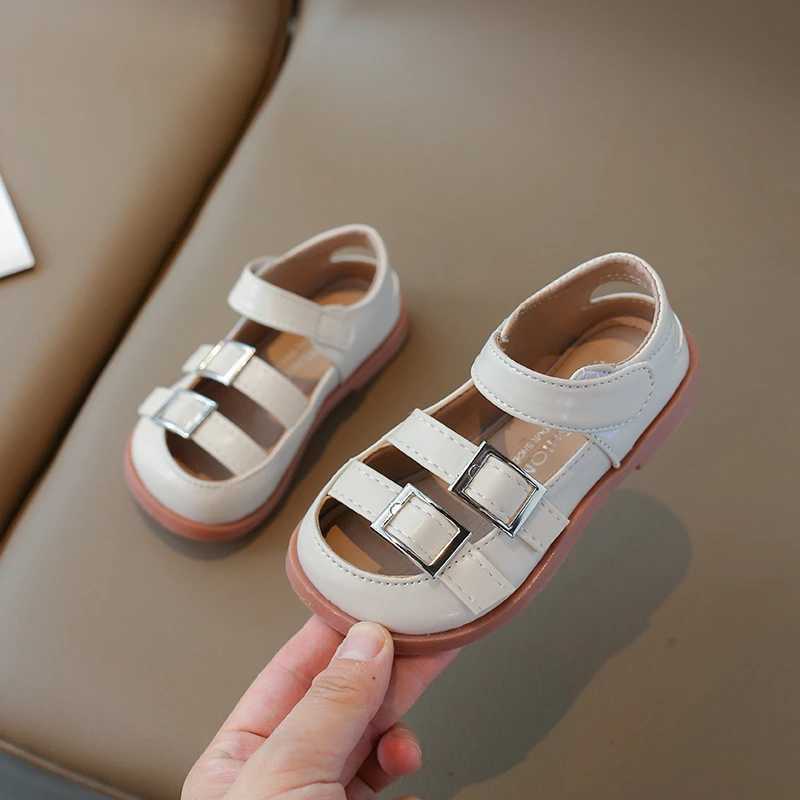 Sandals Girls Half 2024 Fashion Spring Summer Nouveaux enfants Chaussures en cuir avec boucles en métal Découpes respirant populaire Soft H240504 3LSS
