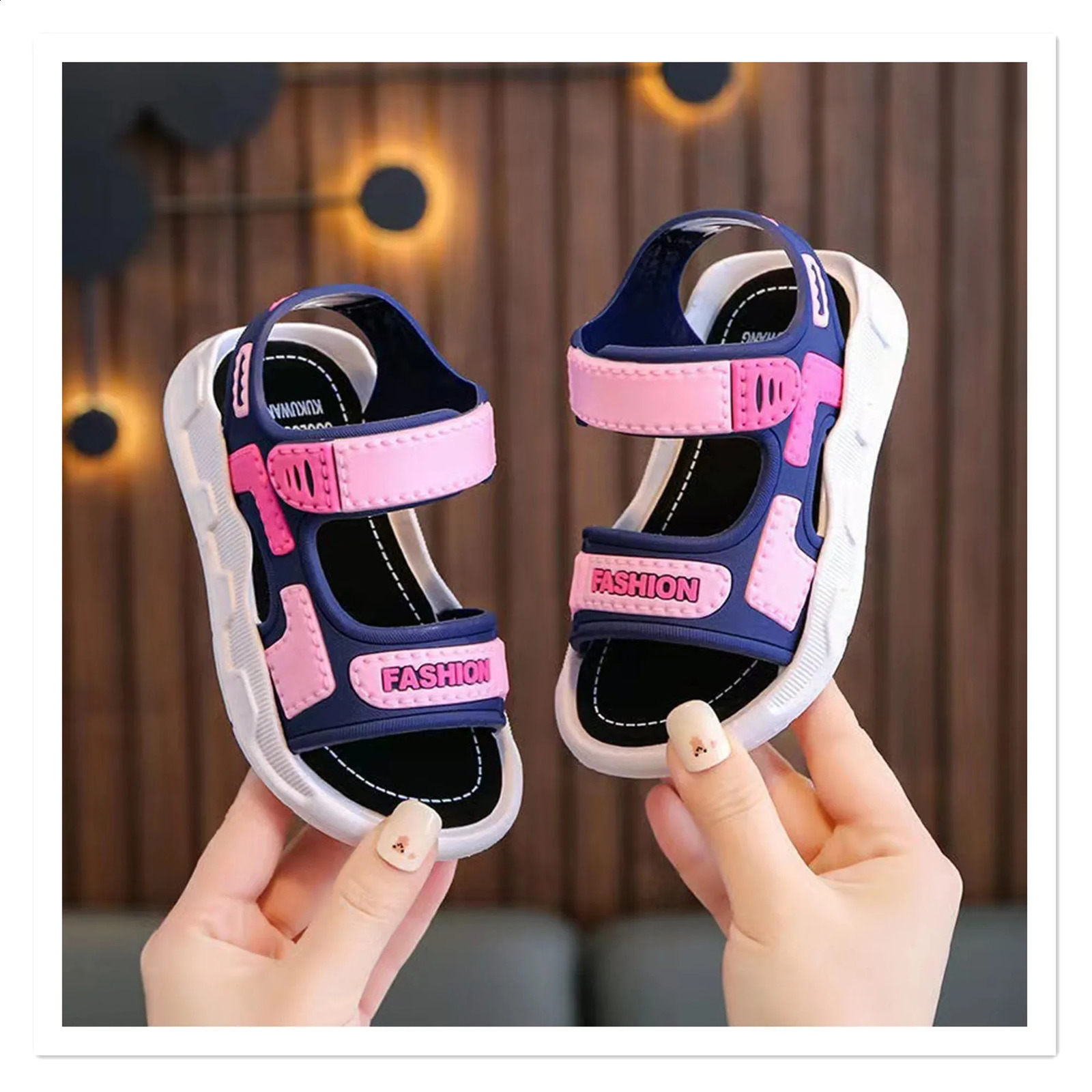 Childrens and Girls Sandals 2023 Korean Edition Soft Sole Anti slip Medium Small School Boys Baby Beach 240425