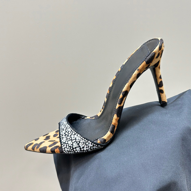 Sandali di tacco alto di fascia alta estate 2024 Nuova decorazione in cristallo di moda camminata in alto spot da femmina pantofole ad alta riconoscibilità Eleganti pompe donne a punta