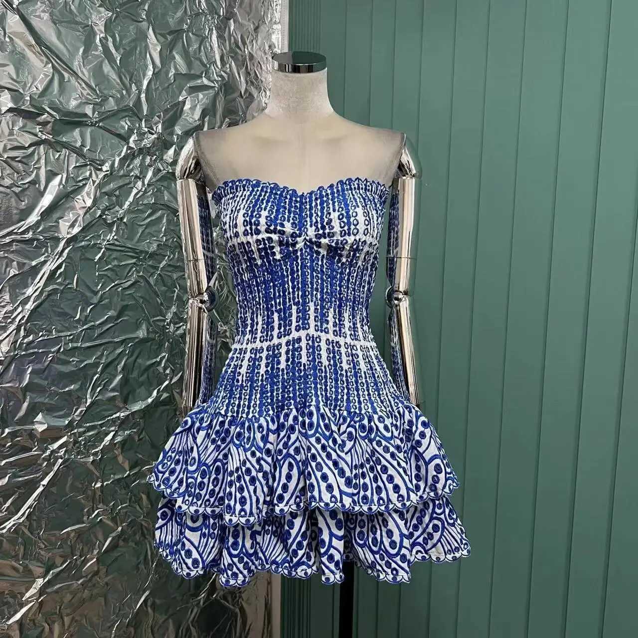 Grundläggande casual klänningar strandsemester broderad ihålig hantverk elastisk kort kjol tårtakklänning q240430