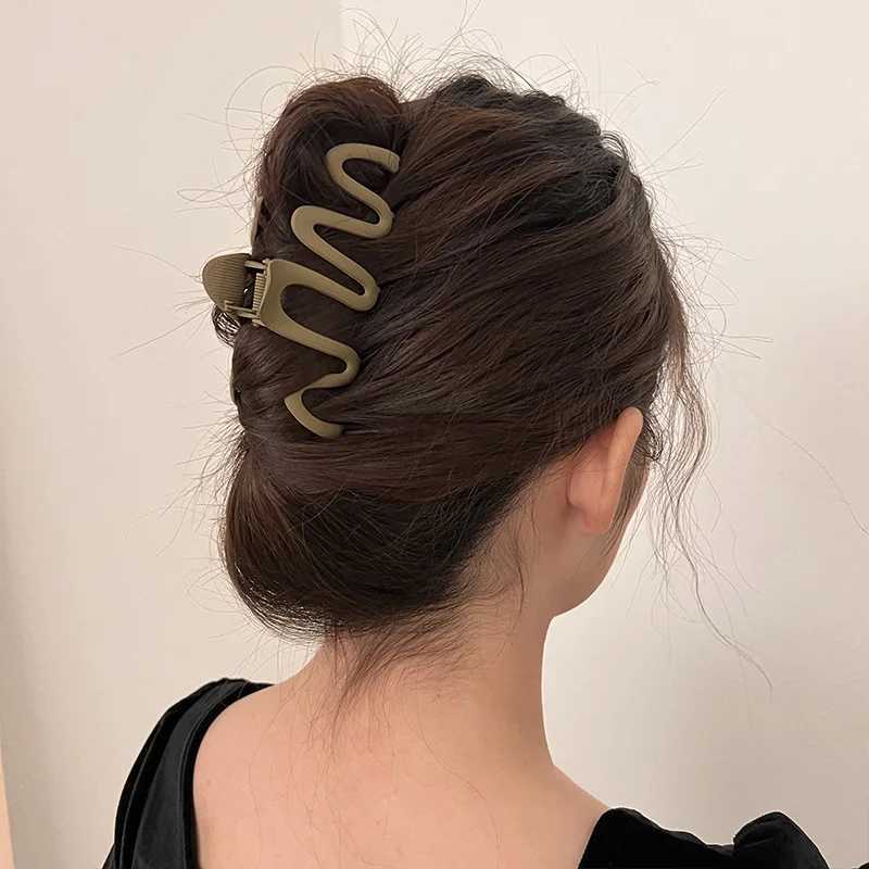 Autres nouvelles cheveux de requin givrés CLS pour les femmes Légère grande vague Shape Coil Crab Clip Women Girls Hair Accessoires Cadeaux