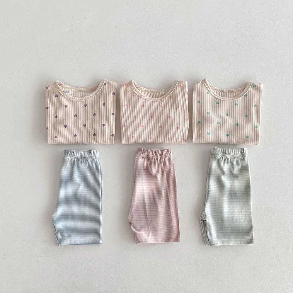 Pyjama's 2024 Nieuwe Kids Pyjama Set Koreaanse stijl Hart T -shirt en Stripe broek Sleep Wear Girls Sleepset H240509