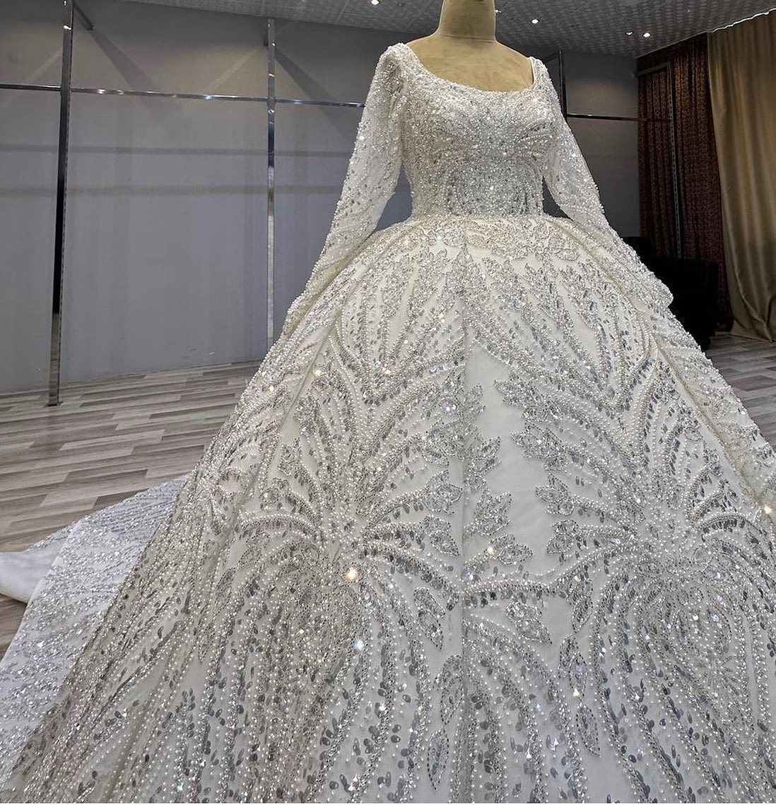 Robes de mariée de robe de bal de luxe Appliques de perles de perles en dentelle à manches longues carrés sans vestige de cour sans fonds sur mesure