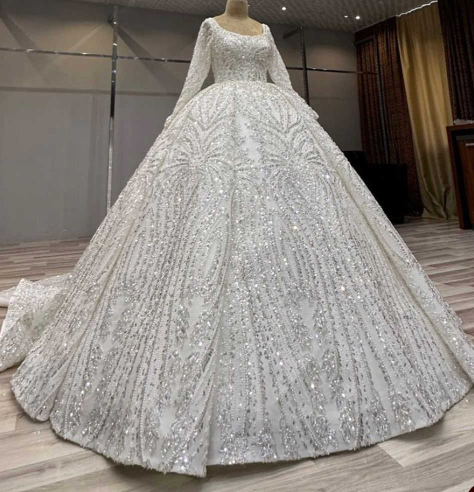 Robes de mariée de robe de bal de luxe Appliques de perles de perles en dentelle à manches longues carrés sans vestige de cour sans fonds sur mesure