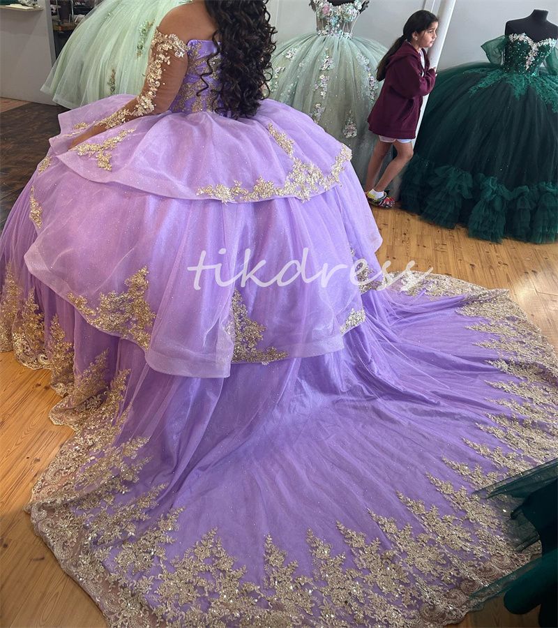 Lilac Plus Size Puffy Puffy Quinceanera -jurken 2024 Elegante lange mouwen Gold Lace Sweet 16 Jurk Long Train Princess Tiered vijftien prom feestjurken Vestidos de xv 15 anos