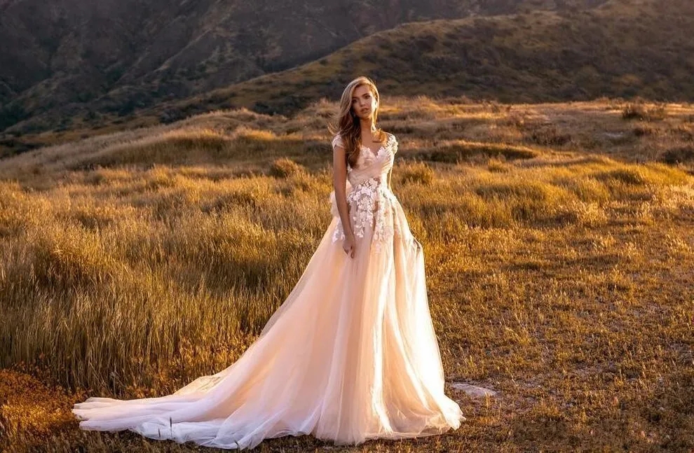 Élégants robes de mariée à l'arrière ouvert 2024 Gapes à manches plafonnées Appliques de dentelle d'été Boho Tulle Bridal Robes avec train