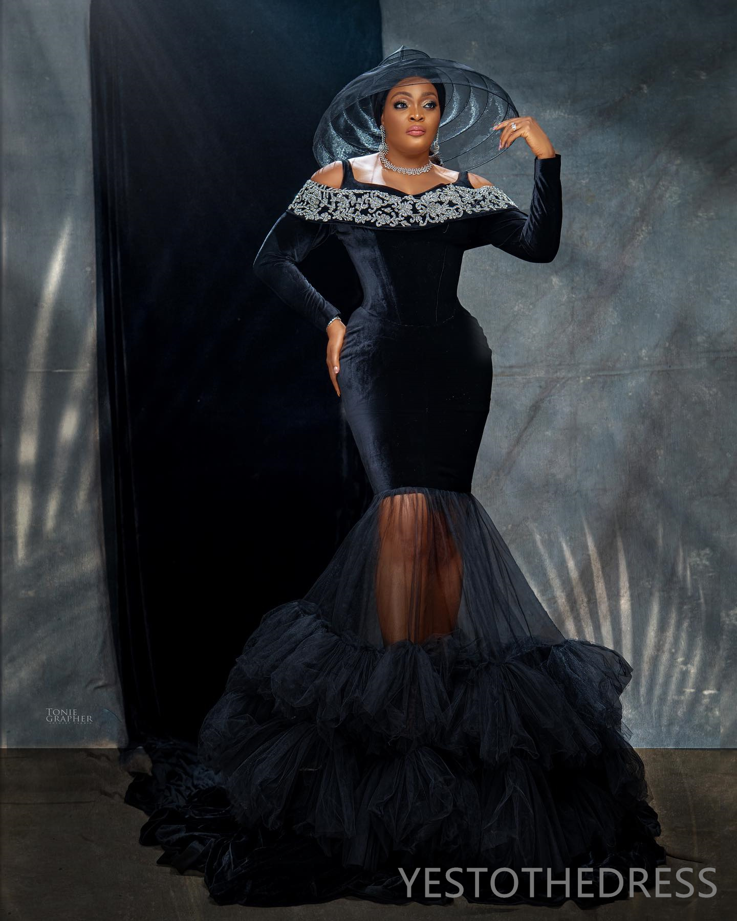 2024 Robes de bal plus taille pour femmes noires PromMrise en velours à manches longues Robe d'anniversaire décorée Deuxième robes de réception robe de fiançailles AM850