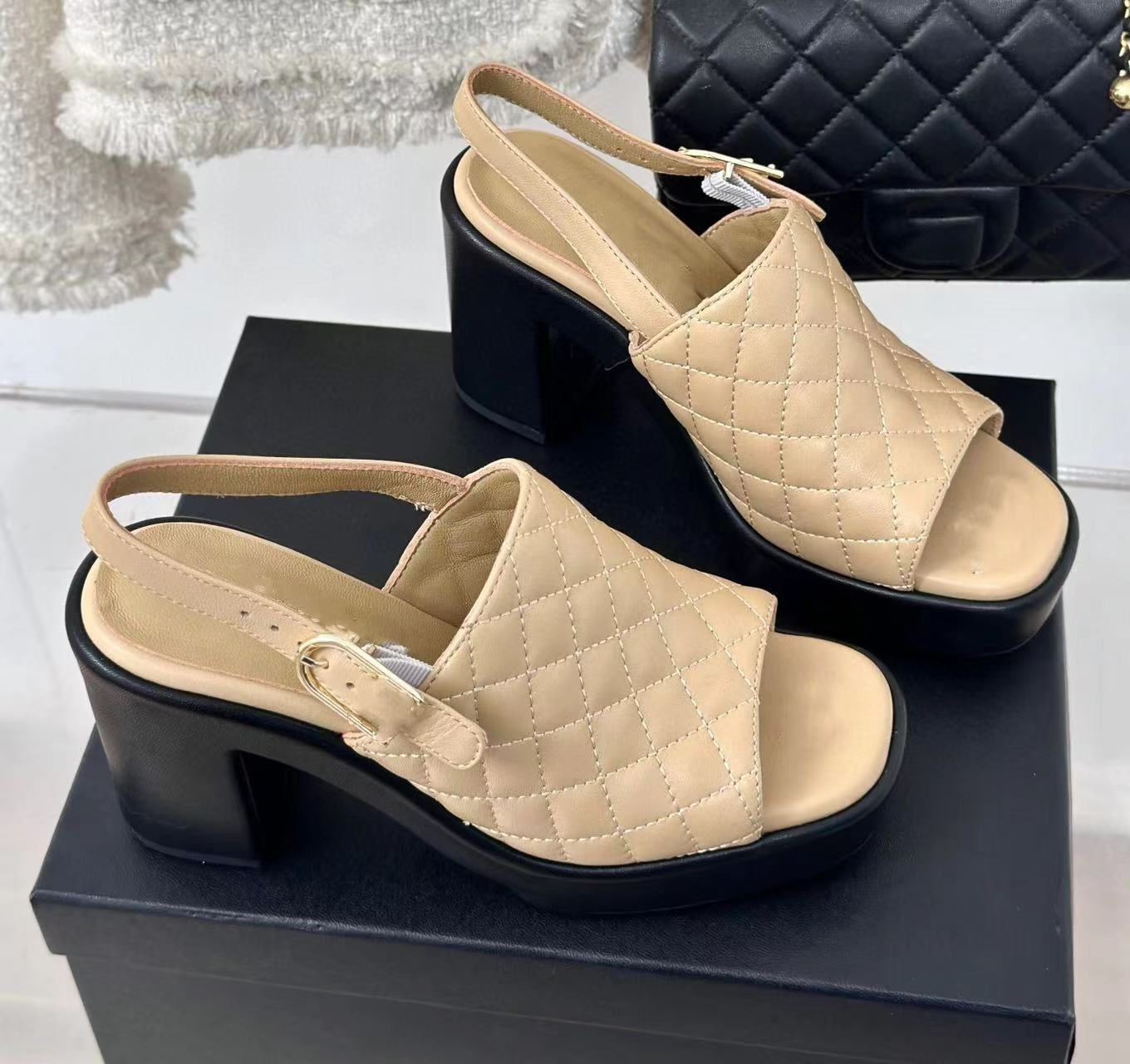 Plateforme étanche à contrôle de diamant en cuir Sandales ouvertes Sandales de la nouvelle plate-forme de femme épaisses de luxe Sandales Sandales Sandales Casual and Fashion Slippers à porter