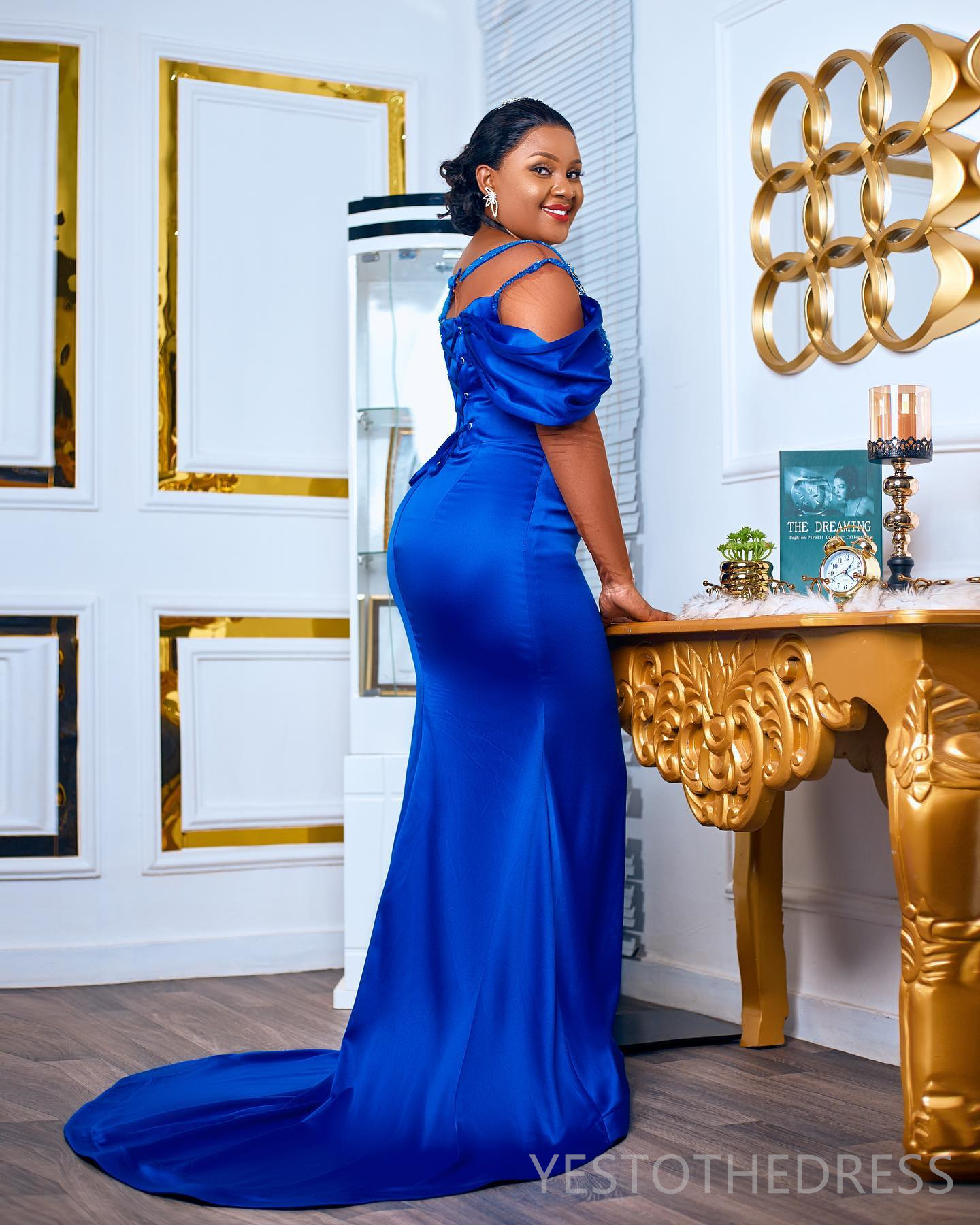 2024 Plus Size Prom -klänningar för speciella tillfällen Royal Blue PROMDRESS Illusion Långärmar Täräckade paljetterade spets födelsedagsfestklänning andra mottagningsklänningar AM811