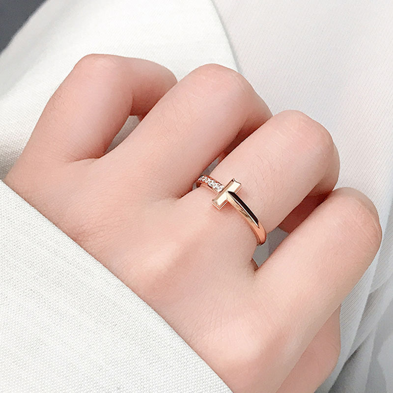 Nuovo anello di designer di marchi alla moda con anello a forma di T-forma in platino 18K intalati intalati intaliato in acciaio in acciaio di matrimonio gioielli ad alta edizione ad alta edizione all'ingrosso di gioielli di lusso all'ingrosso