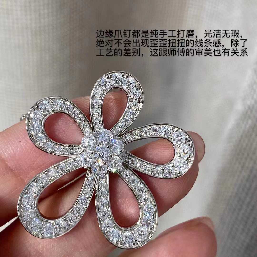 Hete hoge versie klaver ketting met grote bloemen zonnebloemen vol diamant uitgehold uitholbeen ketting licht luxe en high-end ontwerp