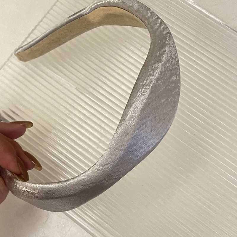 Headbands Silver satin headband Korean high head wide edge hair clip solid color thick sponge color super regular hair accessory Q240506