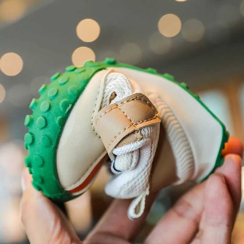Sneakers 2024 Nowe oddychane buty dziecięce chłopcy i dziewczęta buty swobodne buty Sprężyna miękkie dziecięce buty sportowe Tenis Neutralne butę z siatki powietrznej Q240506