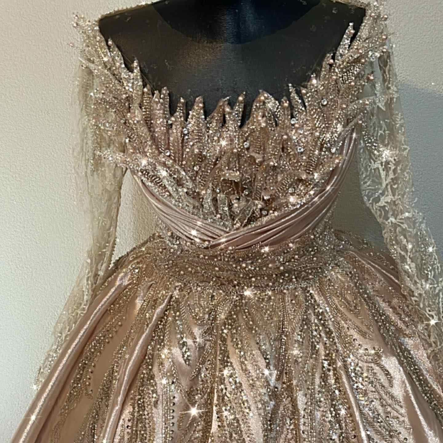 Luksusowa suknia balowa suknie ślubne błyszczące aplikacje cekiny koraliki satynowe tiul bez tylnej części sukienki z sukienką na zamówienie nowożeńców vestidos de novia