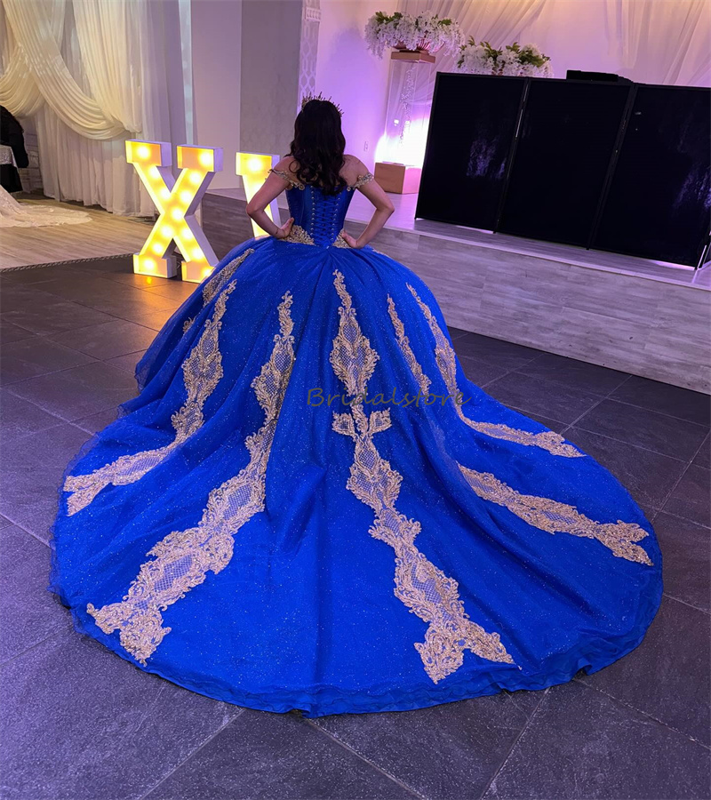 Blå quinceanera klänningar 2024 Sparkly bollklänning guldapplikationer vestidos de xv 15 anos lyx av axlar lyser sexton festklänning födelsedag söt 16 maskerad