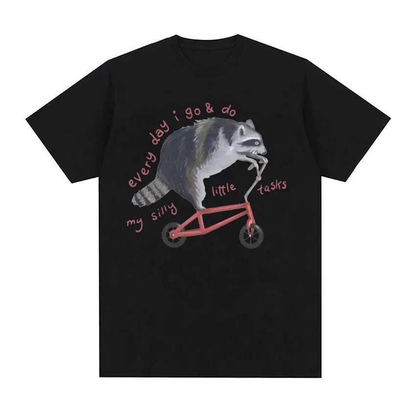 Men's T-Shirts Fun Raccoon Riding Bike Moe T-shirt Mens Casual Vintage Cartoon T-shirt Summer Cotton Humorous Short sleeved T-shirt TopL2405